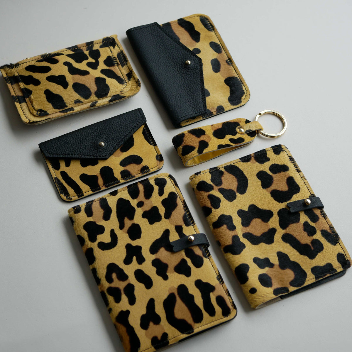 Porte-clés léopard en cuir à poils – Doublure dorée