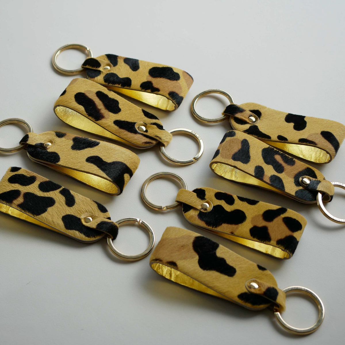 Porte-clés léopard en cuir à poils – Doublure dorée