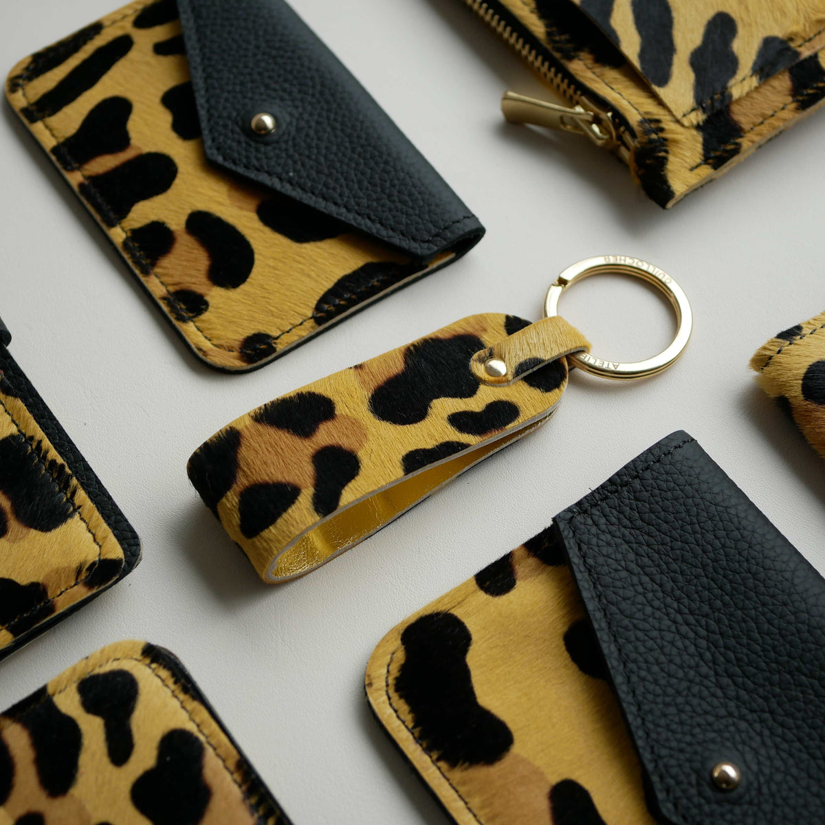 Porte-clés en cuir à poils imprimé léopard, doublure en cuir doré et anneau brisé doré