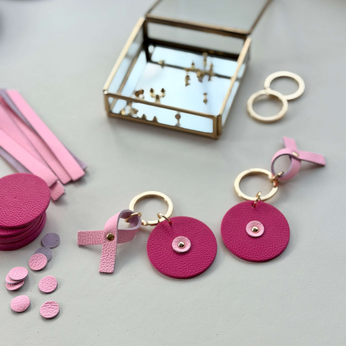 Porte-clés ronds Atelier Guillocher en cuir pleine fleur rose pour Octobre Rose avec ruban de sensibilisation