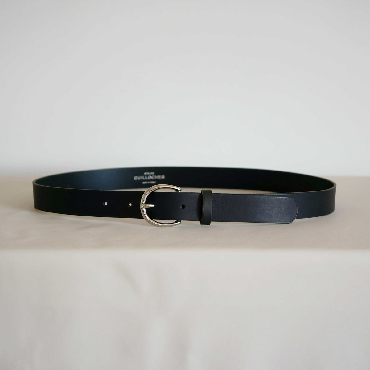Ceinture artisanale en cuir noir avec boucle argentée