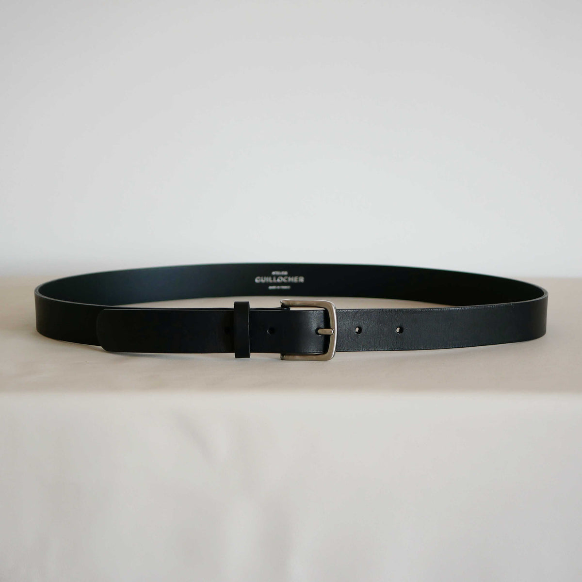 Ceinture Alix en cuir noir, boucle carrée argentée, faite main en Bretagne